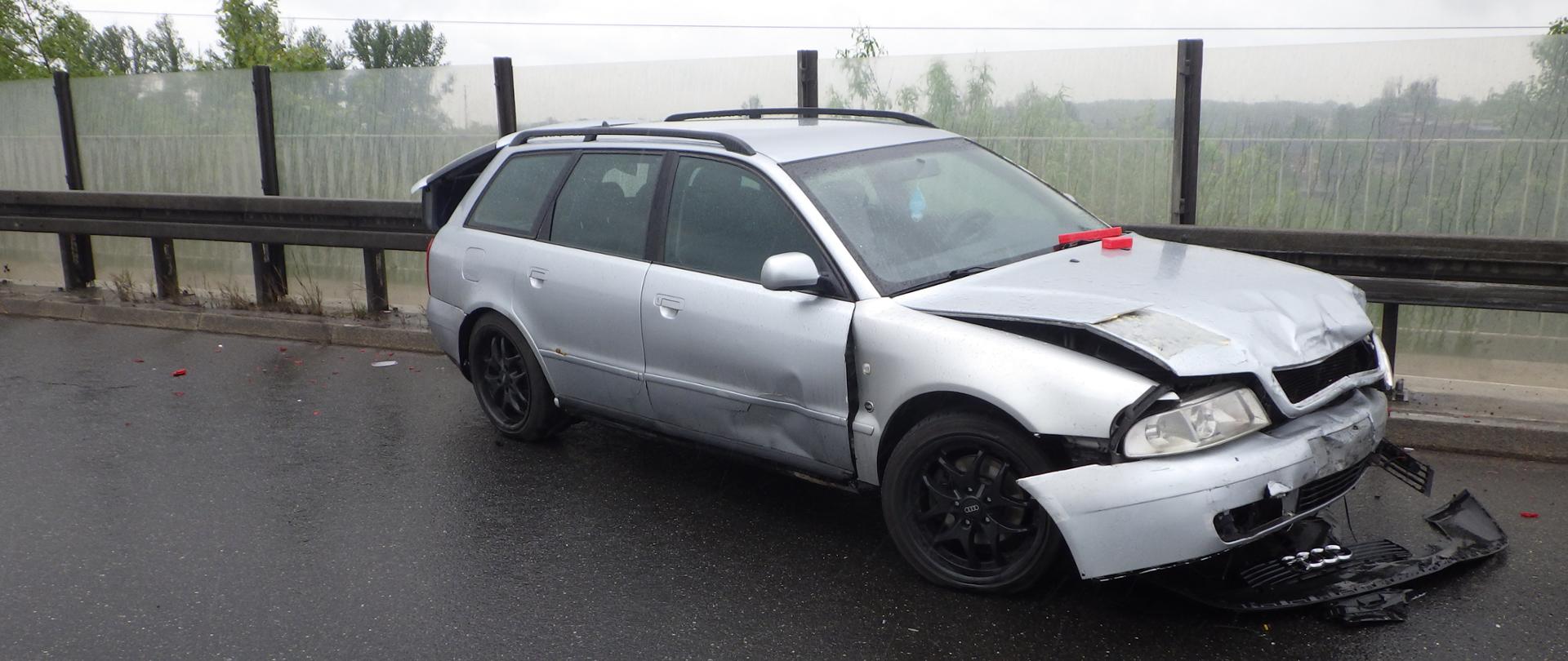 Zdjęcie przedstawia jeden z uszkodzonych samochodów.