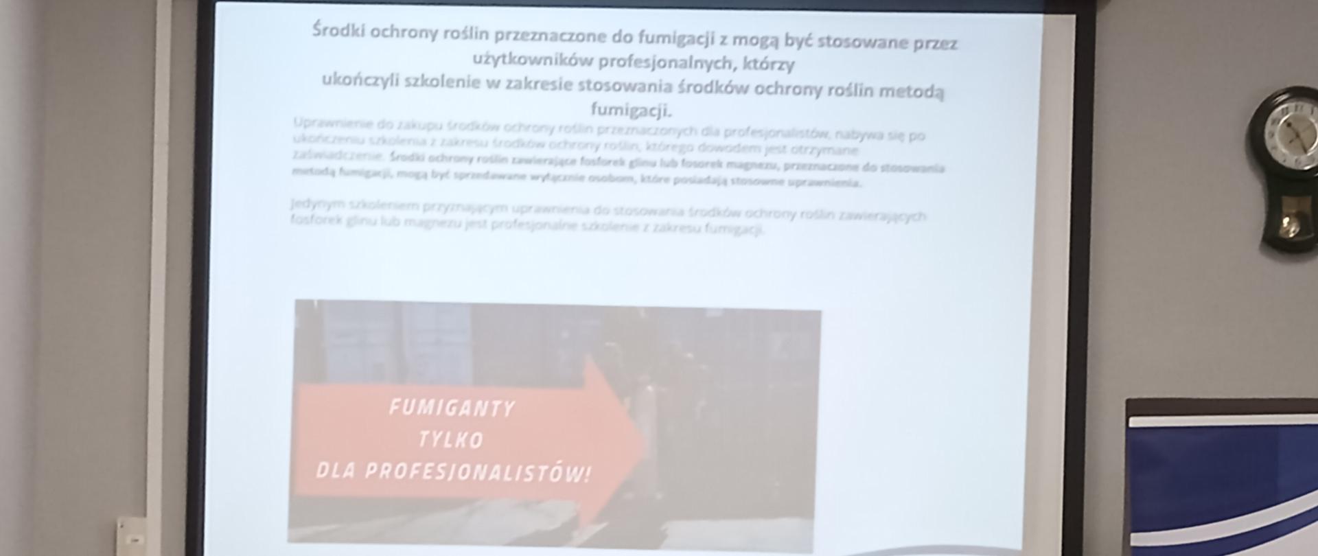 Inspektor omawia zasady dotyczące stosowania środków przeznaczonych do stosowania
metoda fumigacji 