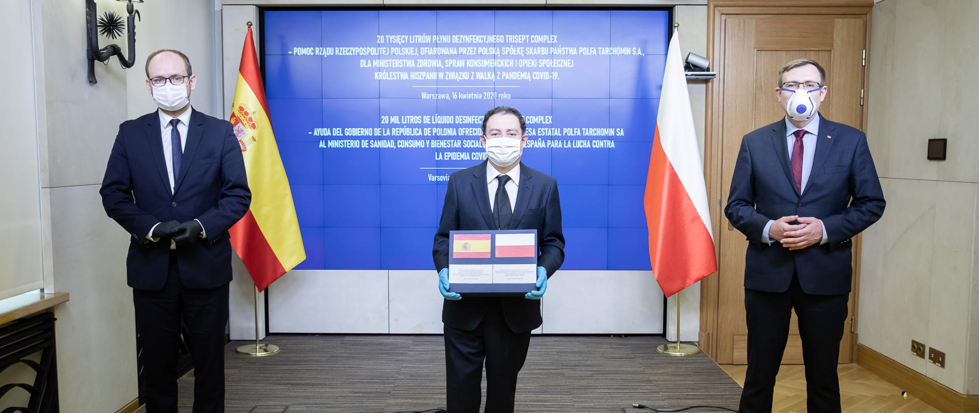 2020.04.16 Warszawa . Minister Marcin Przydacz . Przekazanie pomocy w postaci plynu dezynfekujacego z zakladu Polfa dla Hiszpanii .Fot. Tymon Markowski / MSZ