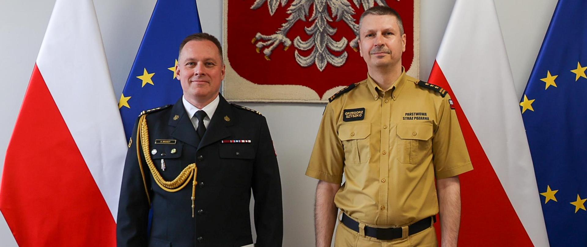 na wspólnej fotografii zastępca komendanta głównego PSP i zastępca wielkopolskiego komendanta wojewódzkiego PSP
