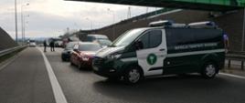 Patrol Inspekcji Transportu Drogowego blokuje ruch kołowy oznakowanym radiowozem i zabezpiecza miejsce wypadku drogowego na drodze ekspresowej S1 w Bielsku-Białej. Za radiowozem widoczny duży zator komunikacyjny na trasie.