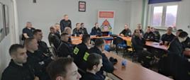 Sala konferencyjna - zebrani strażacy podczas szkolenia.