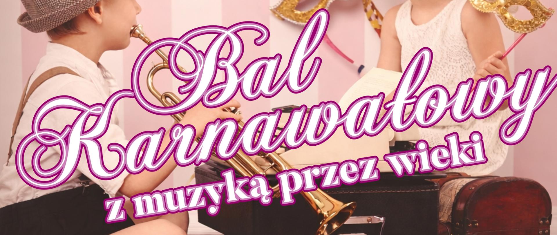 Plakat wydarzenia muzyczno-tanecznego w orientacji pionowej, utrzymany w ciepłej, pastelowej kolorystyce. Tło plakatu stanowią pionowe pasy w odcieniach jasnego różu i kremu, nadające całości delikatny, dziecięcy i karnawałowy charakter.
W górnym lewym rogu znajduje się logo szkoły muzycznej: granatowy prostokąt z kolorowym znakiem graficznym przedstawiającym nutę oraz pionowe paski w kolorach żółtym, pomarańczowym i czerwonym. Pod znakiem, drobnym białym drukiem, widnieje nazwa szkoły jako element logotypu.
Obok logo, u góry plakatu, fioletowo-różowym tekstem zapis:
„Państwowa Szkoła Muzyczna I stopnia im. Z Noskowskiego w Krzeszowicach
zaprasza na”
Centralną część plakatu zajmuje duża fotografia dwojga małych dzieci siedzących naprzeciwko siebie na drewnianej podłodze. Po lewej stronie chłopiec w jasnej koszuli, ciemnych spodenkach i szelkach, w jasnej czapce typu kaszkiet, trzymający trąbkę. Po prawej stronie dziewczynka w jasnej sukience, z jasnym kapeluszem ozdobionym kwiatem, uśmiechnięta, trzymająca złotą maskę karnawałową na patyku. Między dziećmi znajdują się stylizowane walizki i kufry w odcieniach brązu. Wokół rozrzucone są kolorowe serpentyny, konfetti, maski karnawałowe i dekoracje w barwach złota, różu i fioletu.
Na fotografii, dużym, ozdobnym, różowym krojem pisma z białą obwódką, umieszczony jest główny tytuł wydarzenia:
„Bal Karnawałowy”
Poniżej, tym samym stylem pisma, mniejszym rozmiarem, zapis:
„z muzyką przez wieki”
W dolnej części plakatu, dużym, różowym tekstem z jasnym obramowaniem, znajduje się data:
„23 stycznia 2026”
Pod datą umieszczony jest jasnoróżowy prostokątny panel z białym tekstem informacyjnym:
„Klasa I–III / C.6 15:30 – 17:30
Klasa IV – VI / C.6 i I – IV / C.4 18:00 – 20:30”
Niżej, w tym samym jasnoróżowym polu, kursywą zapisane są dodatkowe atrakcje:
„Loteria z nagrodami 17:15–18:00
Konkursy taneczne
Słodki poczęstunek
Mile widziane stroje inspirowane muzyką”
Całość plakatu utrzymana jest w pastelowej, przyjaznej kolorystyce: odcienie różu, fioletu, kremu i złota, z akcentami brązu i naturalnego drewna, podkreślając radosny, karnawałowy i dziecięcy charakter wydarzenia.