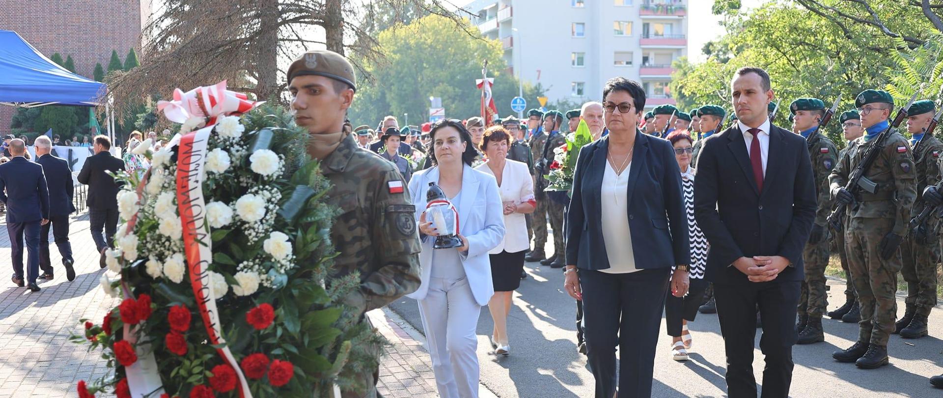 Joanna Raźniewska Opolski Kurator Oświaty, Wojewoda Opolski Monika Jurek oraz Dyrektor Biura Wojewody składają kwiaty pod pomnikiem