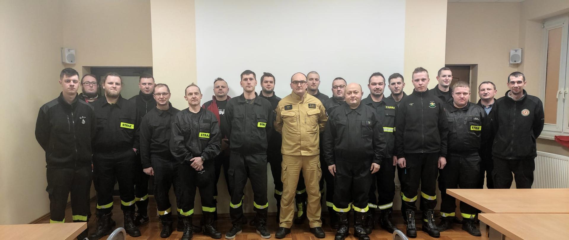 Na zdjęciu widać wszystkich druhów OSP uczestniczących w egzaminie wspólnie z komisją egzaminacyjną.
Zdjęcie wykonane na świetlicy Komendy Powiatowej PSP w Oleśnie.