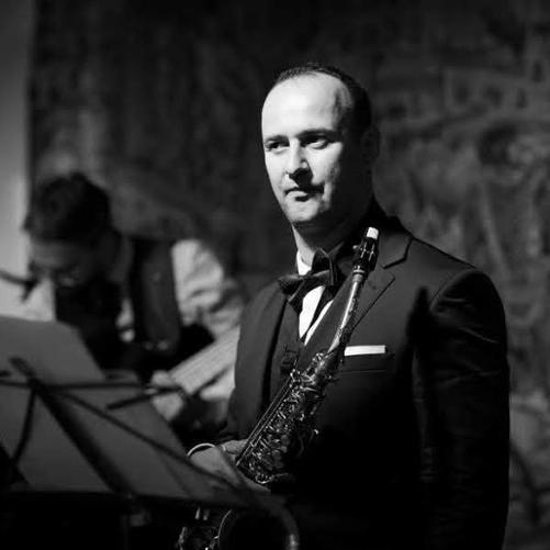 Tomasz Skiba - Saksofonista, kameralista, pedagog-urodzony w Krakowie. Swoją przygodę z muzyką rozpoczął w ZSM im. I. J. Paderewskiego w Krośnie w klasie fortepianu. Po kilku latach, rozpoczął naukę w klasie saksofonu. Edukację muzyczną kontynuował w Akademii Muzycznej w Krakowie w klasie saksofonu prof. dr hab. Andrzeja Rzymkowskiego, gdzie ukończył studia z wyróżnieniem.