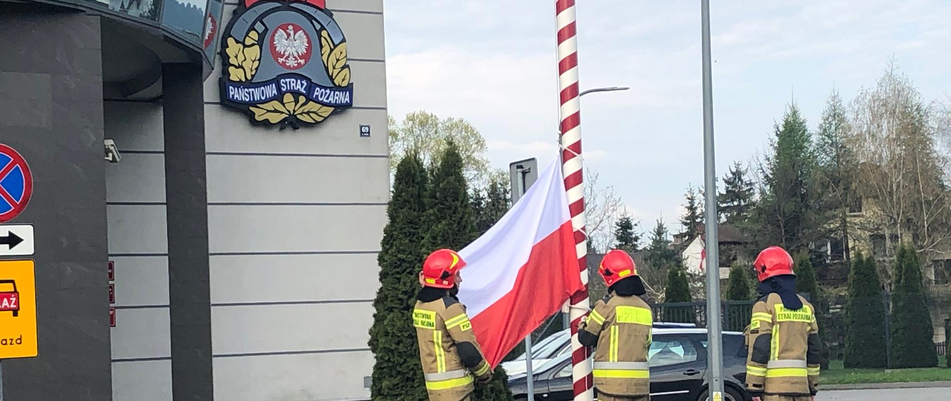 Poczet flagowy wciąga flagę na maszt