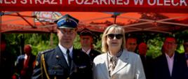 Komendant Powiatowy PSP w Olecku pozuje do zdjęcia z przedstawicielką władz przy namiocie promocyjnym
