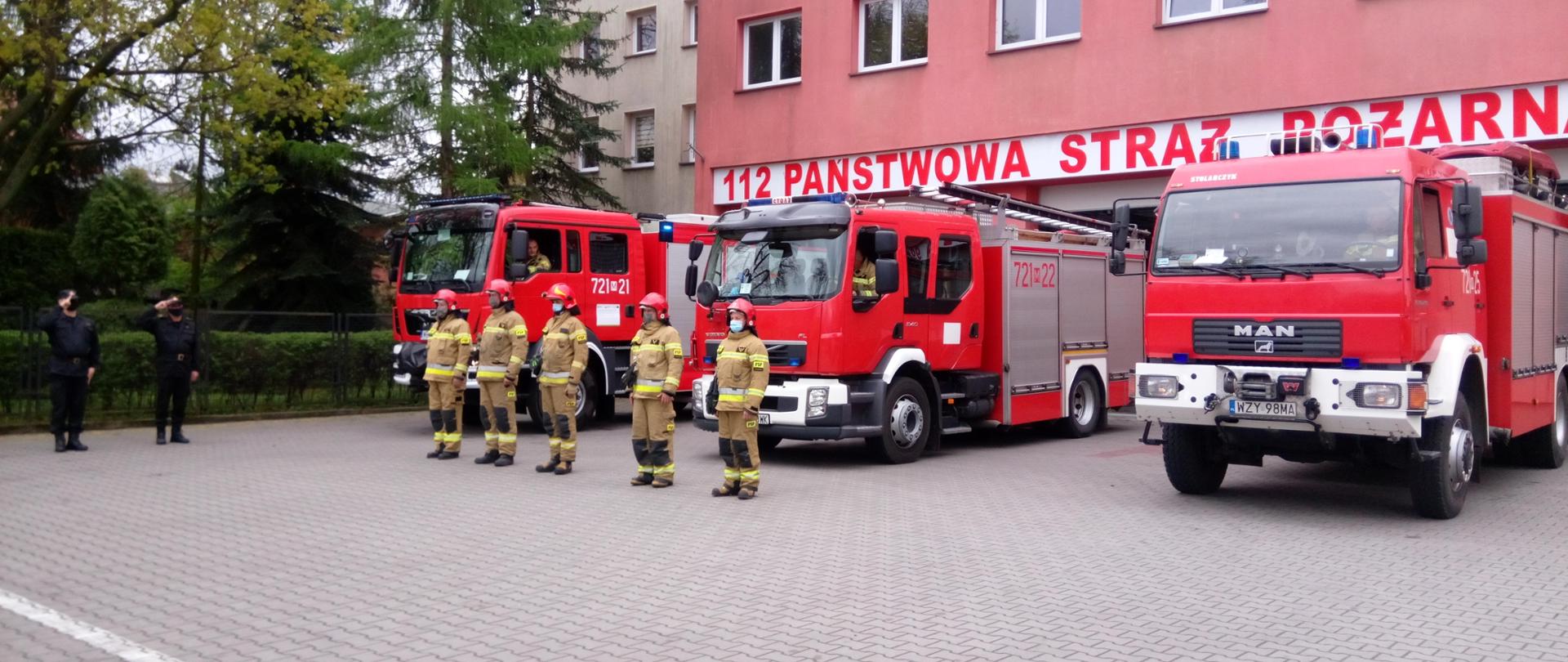 Strażacy na tle samochodów i strażnicy w Żyrardowie