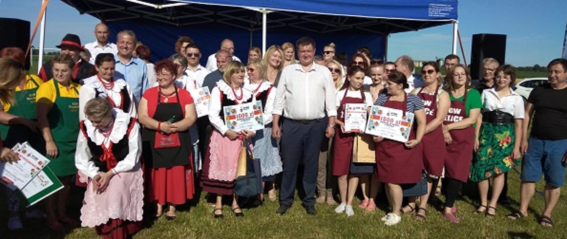 zdjęcie grupowe przed stoiskiem KRUS