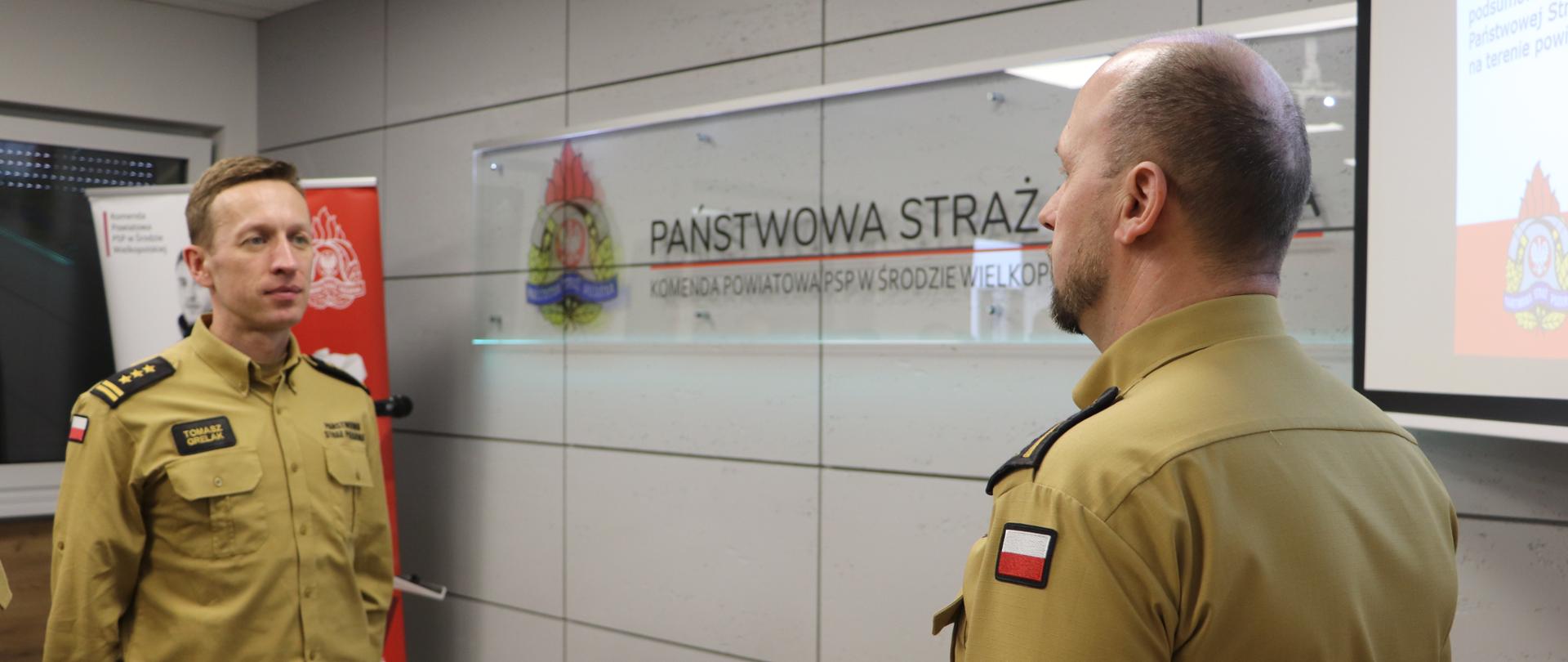 Zastępca Dowódcy JRG w Środzie Wlkp. asp. sztab. Mariusz Poll składa meldunek Zastępcy Wielkopolskiego Komendanta Wojewódzkiego PSP st. bryg. Tomaszowi Grelakowi