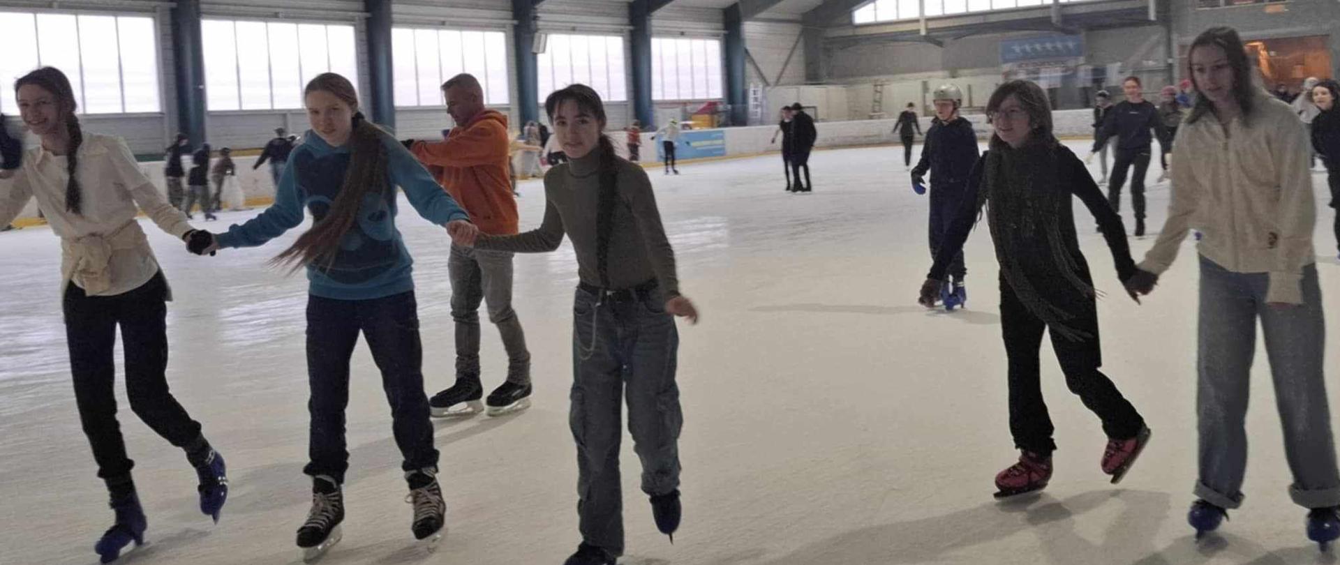 Na zdjęciu uczennice jeżdżą na łyżwach