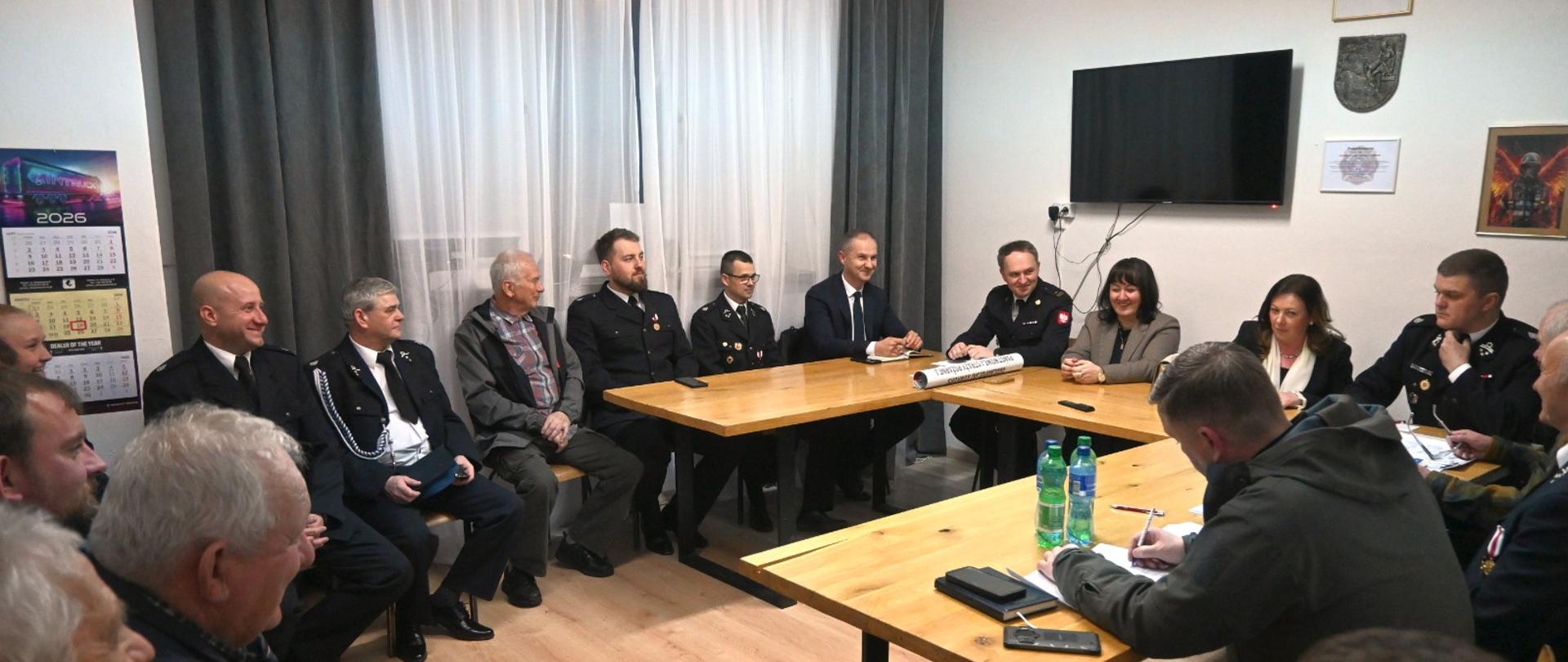 Na zdjeciu są widoczni są funkcjonariusze z Ochotniczej Straży pożarnej w Ćmielowie , młodszy brygadier Marcin Słowik , sympatycy ochotniczej Straży Pożarnej oraz przedstawiciele władz.