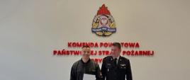 Na zdjęciu awansowany wraz z Komendantem Powiatowym na ściance KP PSP Gryfice