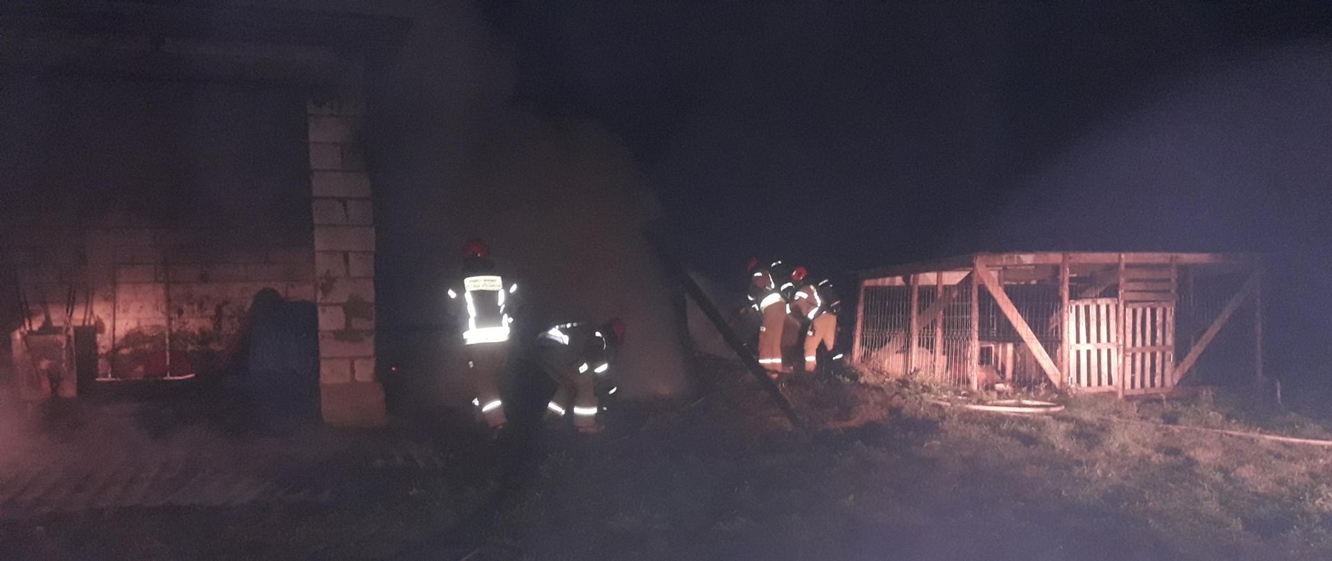 Strażacy PSP prowadzą nocą działania gaśnicze.