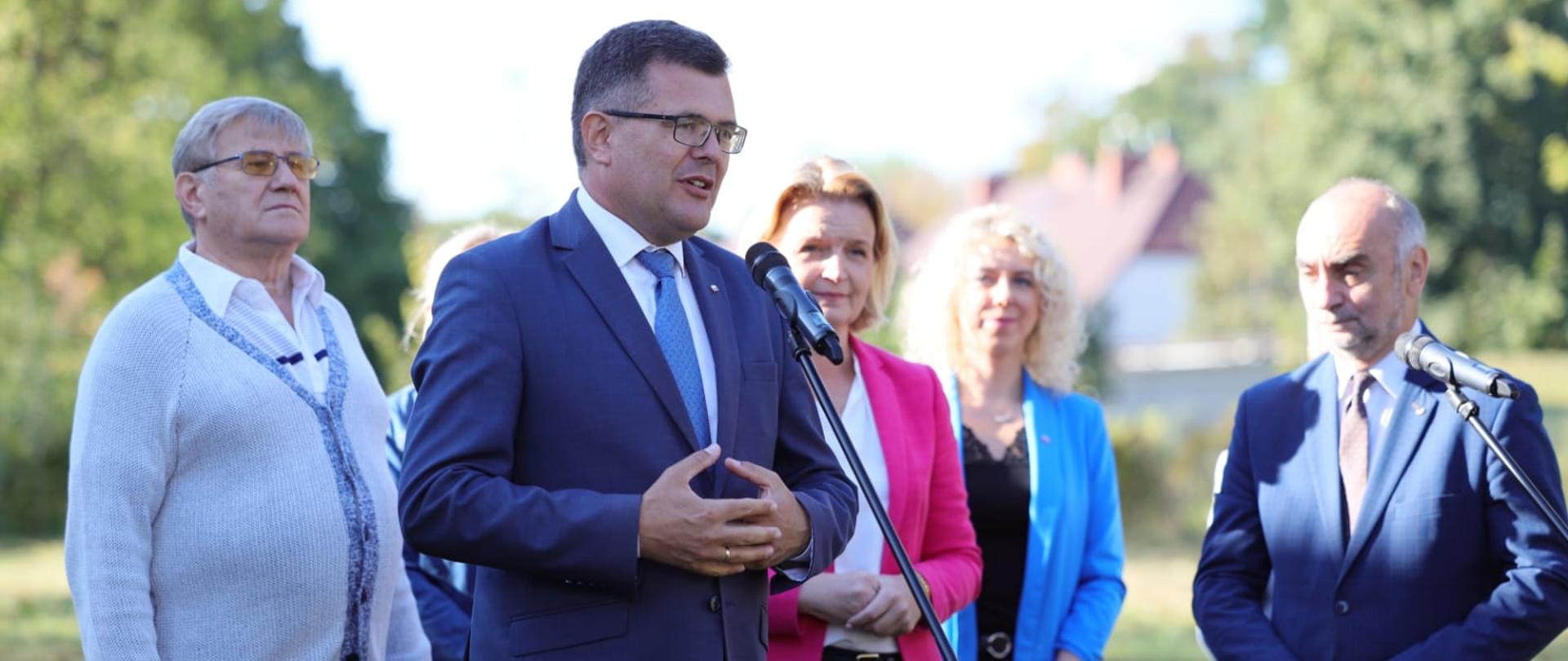 Wiceminister Piotr Uściński podczas konferencji prasowej w Piastowie