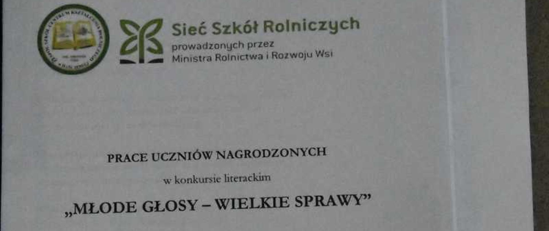 Na zdjęciu znajduje się okładka publikacji zawierającej prace uczniów nagrodzonych w konkursie literackim. Oto najważniejsze informacje z tekstu:
Tytuł konkursu: „MŁODE GŁOSY – WIELKIE SPRAWY”
Edycja: 2025/2026
Organizator: Sieć Szkół Rolniczych prowadzonych przez Ministra Rolnictwa i Rozwoju Wsi
Instytucja: Zespół Szkół Centrum Kształcenia Rolniczego w Hańczowej
