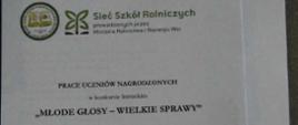 Na zdjęciu znajduje się okładka publikacji zawierającej prace uczniów nagrodzonych w konkursie literackim. Oto najważniejsze informacje z tekstu:
Tytuł konkursu: „MŁODE GŁOSY – WIELKIE SPRAWY”
Edycja: 2025/2026
Organizator: Sieć Szkół Rolniczych prowadzonych przez Ministra Rolnictwa i Rozwoju Wsi
Instytucja: Zespół Szkół Centrum Kształcenia Rolniczego w Hańczowej