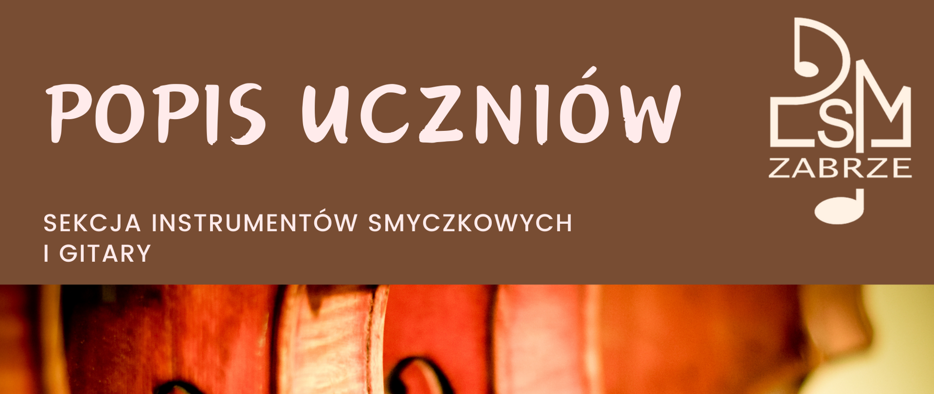 Plakat promujący popis uczniów sekcji instrumentów smyczkowych i gitary. Na brązowym tle u góry białe napisy, z prawej logo szkoły, w centralnej części znajduje się zbliżenie na fragmenty skrzypiec, podkreślające muzyczny charakter wydarzenia.
