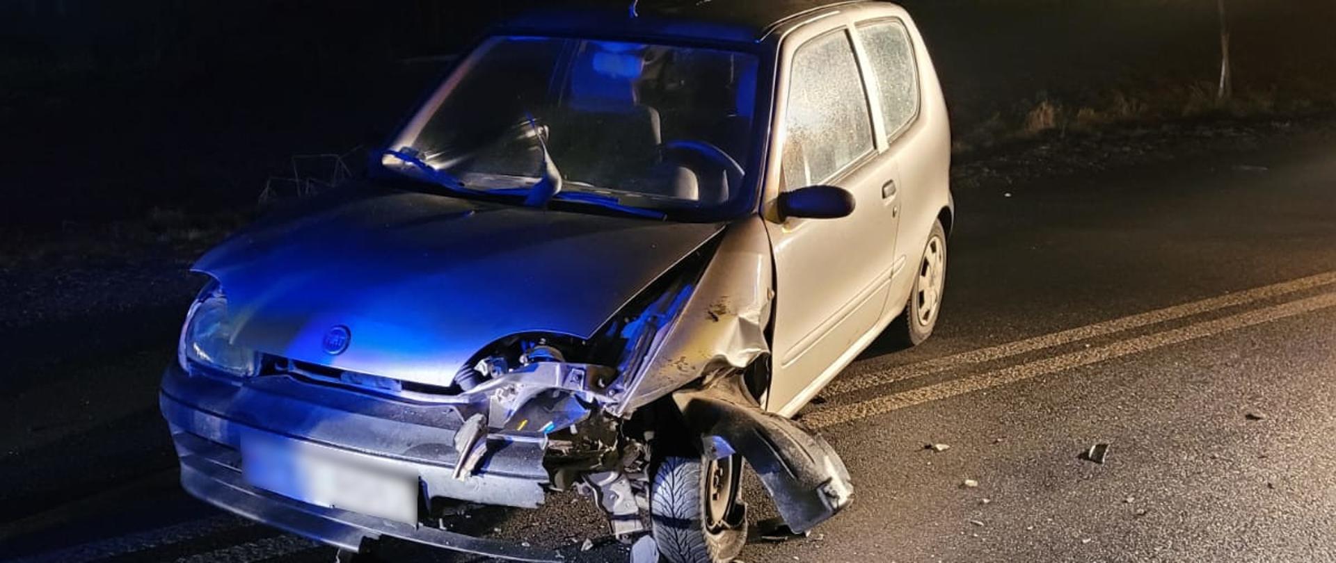 Widoczne miejsce zdarzenia oraz uszkodzony pojazd.