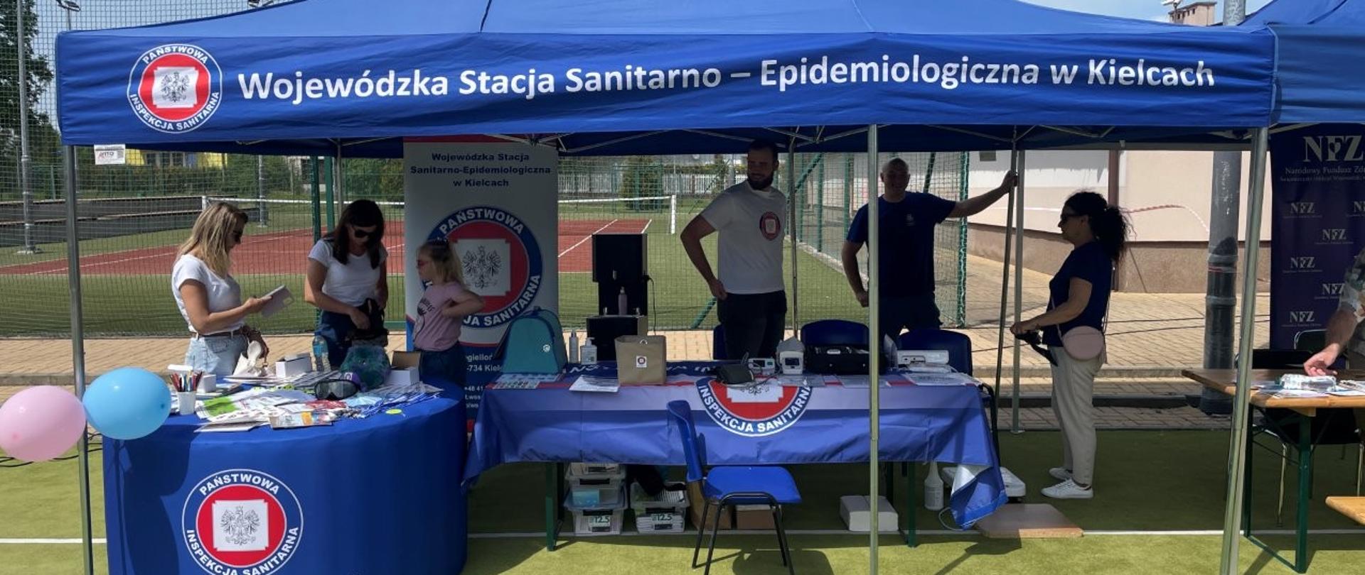 Stanowisko WSSE Kielce z materiałami edukacyjno-informacyjnymi oraz aparaturą do badań profilaktycznych. Przy stanowisku przedstawiciele WSSE Kielce oraz PSSE Jędrzejów.
