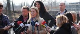 Zdjęcie archiwalne - wiceminister Magdalena Roguska podczas konferencji prasowej w Wawrzeńczycach, 13 marca 2025 r. W tle Minister Marcin Kierwiński, Wojewoda Dolnośląska Anna Żabska i przedstawiciele mediów. 