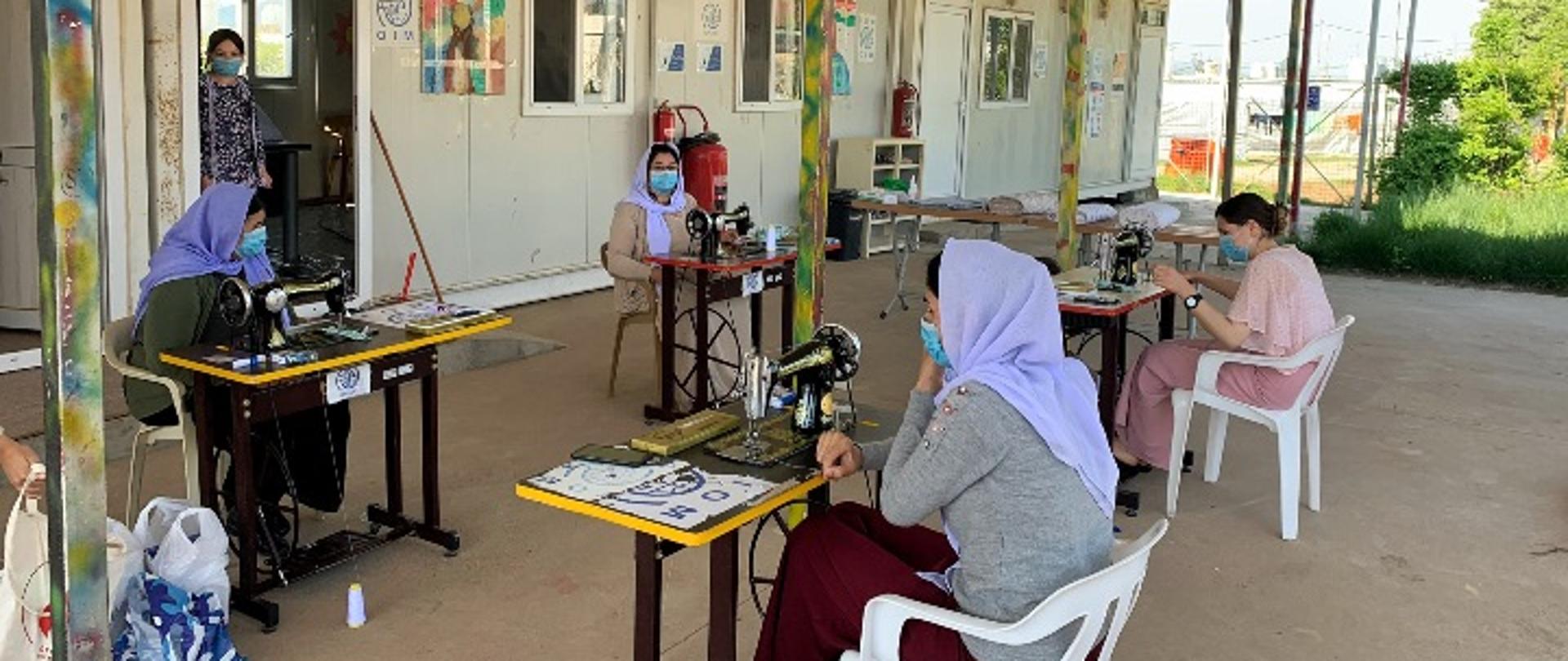 Cztery kobiety szyjące maski