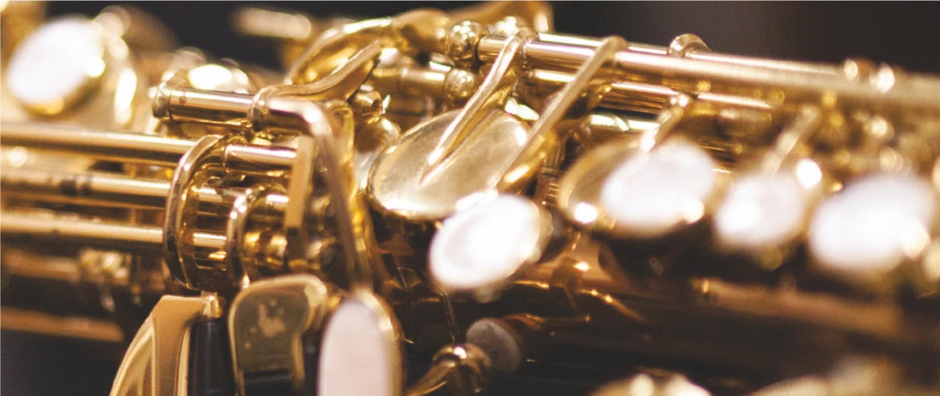 Zdjęcie przedstawia fragment saksofonu