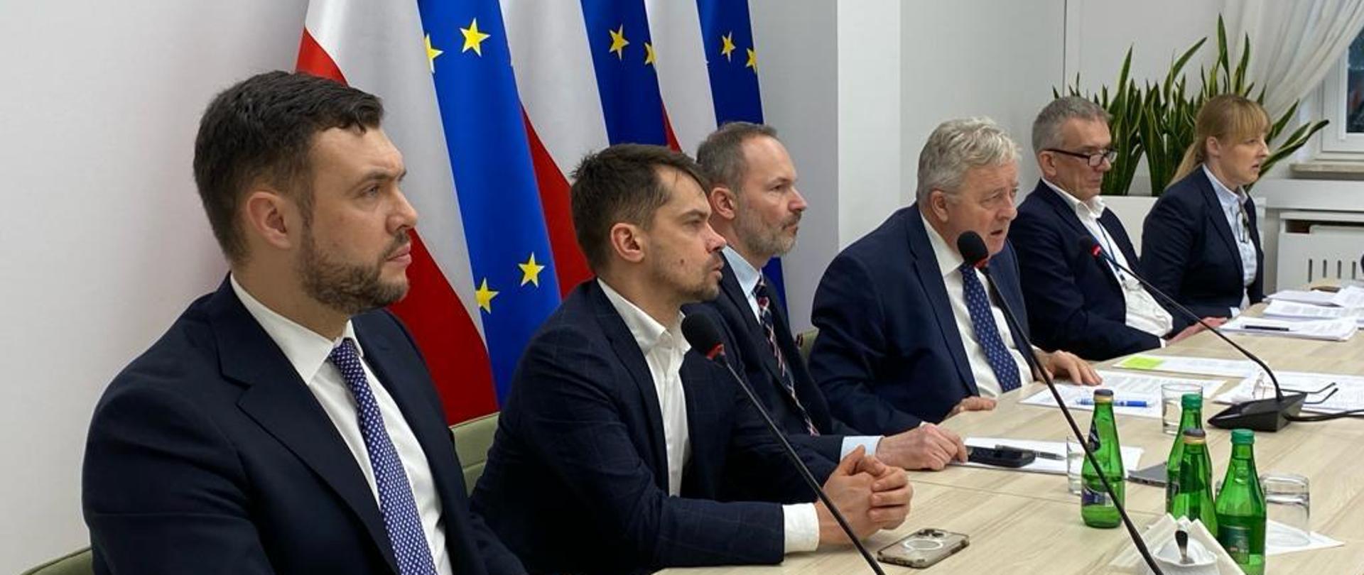 spotkanie ministra rozwoju i technologii Krzysztofa Hetmana, ministra rolnictwa i rozwoju wsi Czesława Siekierskiego z wiceprzewodniczącym Komisji Europejskiej Valdisem Dombrovskisem. 