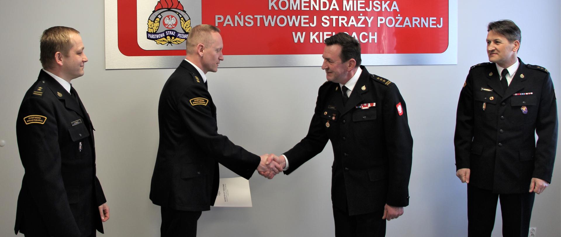 Na zdjęciu przedstawiono chwilę gdy komendant miejski Państwowej Straży Pożarnej w Kielcach st. bryg. Sławomir Karwat powierza obowiązki zastępcy naczelnika Wydziału Operacyjno-Szkoleniowego kpt. Marcinowi Pastuszce