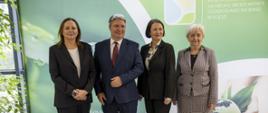 Od lewej: marszałek województwa Joanna Skrzydlewska, prezes Wojewódzkiego Funduszu Ochrony Środowiska i Gospodarki Wodnej w Łodzi - Piotr Kopek, Prezes Narodowego Funduszu Ochrony Środowiska i Gospodarki Wodnej Dorota Zawadzka-Stępniak oraz wojewoda łódzki Dorota Ryl. 