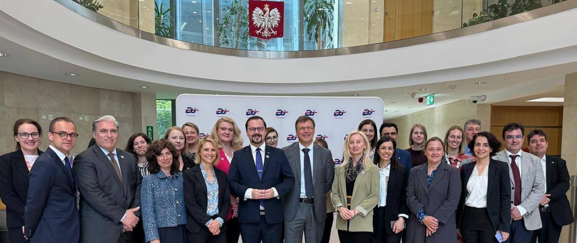 Obchody Międzynarodowego Dnia_Bezpieczeństwa Żywności 2025 w Brukseli- przedstawiciele instytucji unijnych, organizacji międzynarodowych – w tym Organizacji Narodów Zjednoczonych do spraw Wyżywienia i Rolnictwa (FAO) oraz Światowej Organizacji Zdrowia (WHO) – a także eksperci z Polski i innych krajów członkowskich UE.