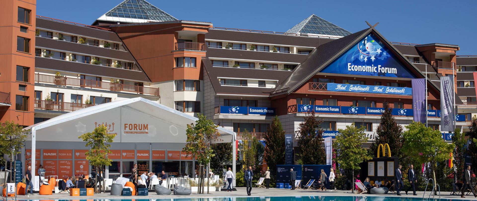 Widok na Hotel Gołębiewski i namiot Forum Cyberbezpieczeństwa