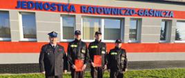 Na zdjęciu Komendant powiatowy oraz awansowani strażacy.