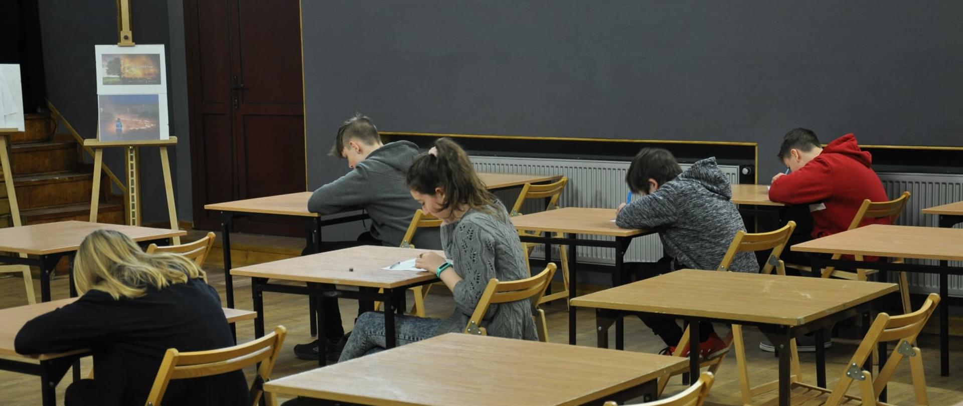 Na zdjęciu widać uczestników turnieju podczas rozwiązywania testów