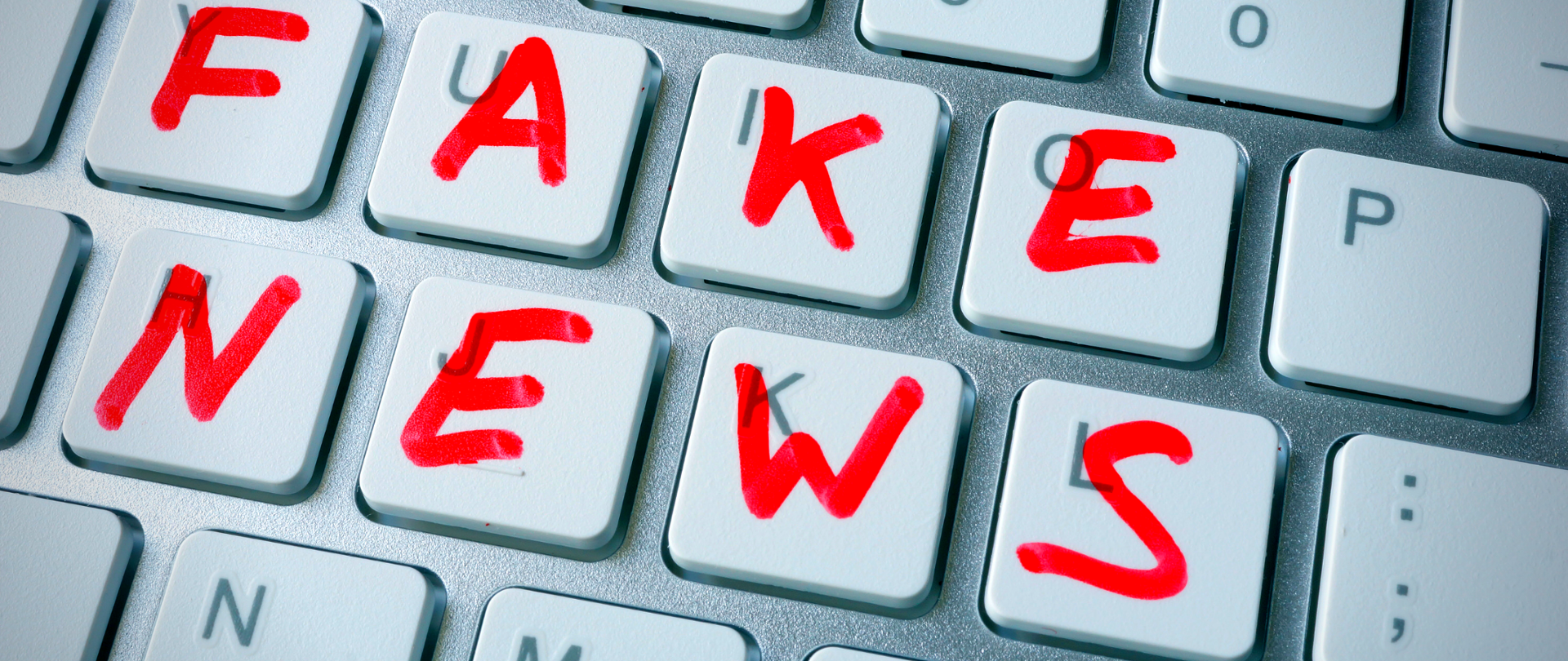 Klawiatura komputera z napisem "FAKE NEWS"