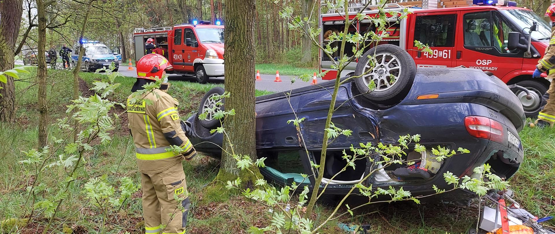 Strażacy zabezpieczają miejsce zdarzenia