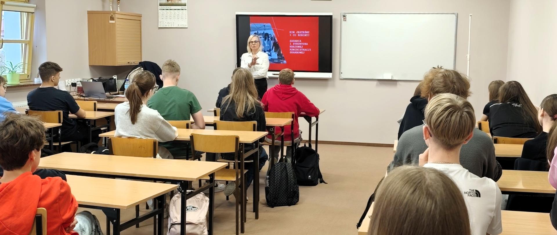 Przedstawicielka podlaskiej KAS rozmawia z uczniami