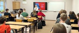 Przedstawicielka podlaskiej KAS rozmawia z uczniami