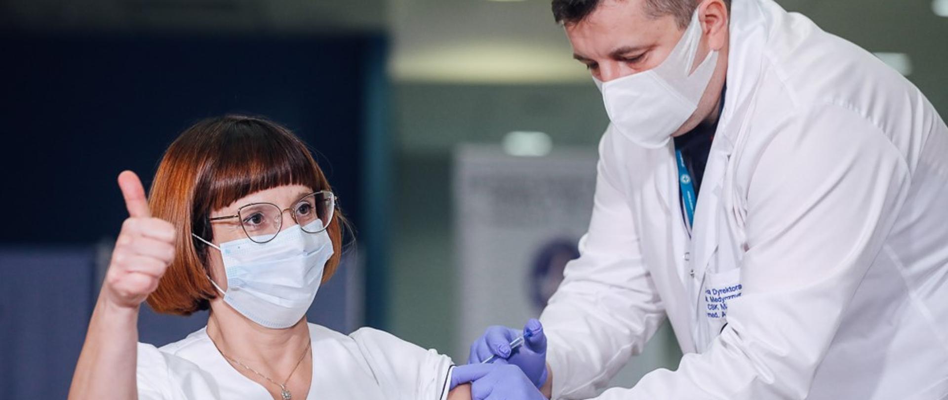 Naczelna Pielęgniarka MSWiA Alicja Jakubowska przyjmuje szczepionkę przeciw COVID-19