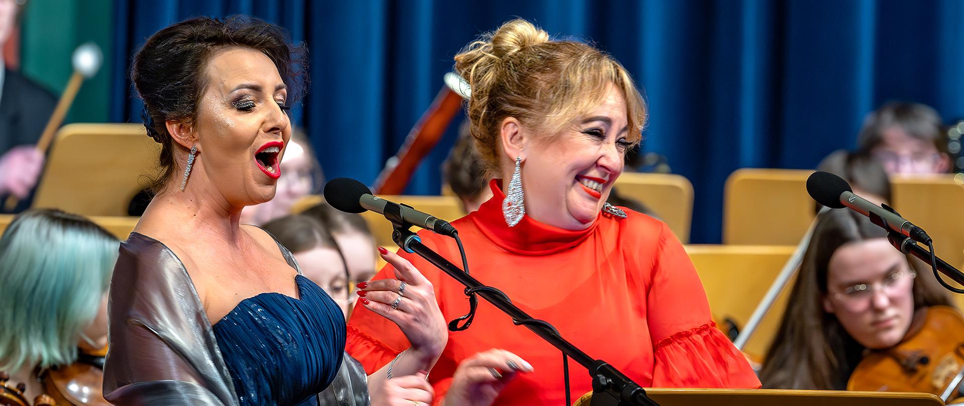 Na scenie solistki w tel orkiestra szkolna