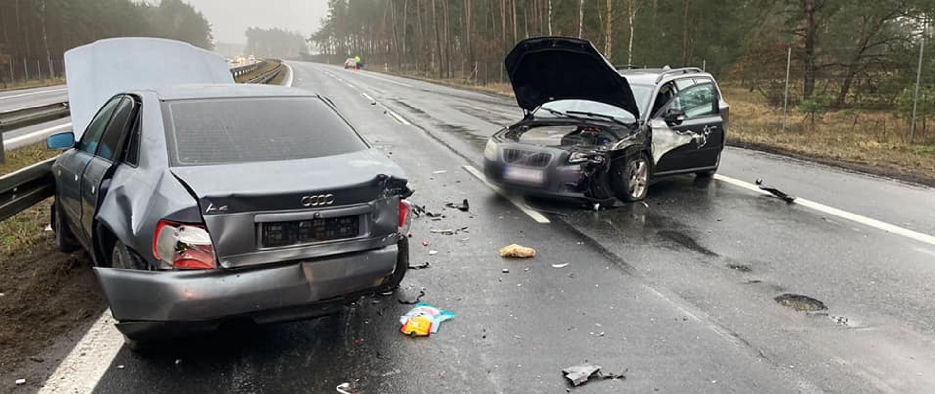 Na zdjęciu widoczne 2 samochody osobowe koloru szarego, będące po zderzeniu, stoją na drodze ekspresowej S3. Wokół nich rozrzucone elementy pojazdów.