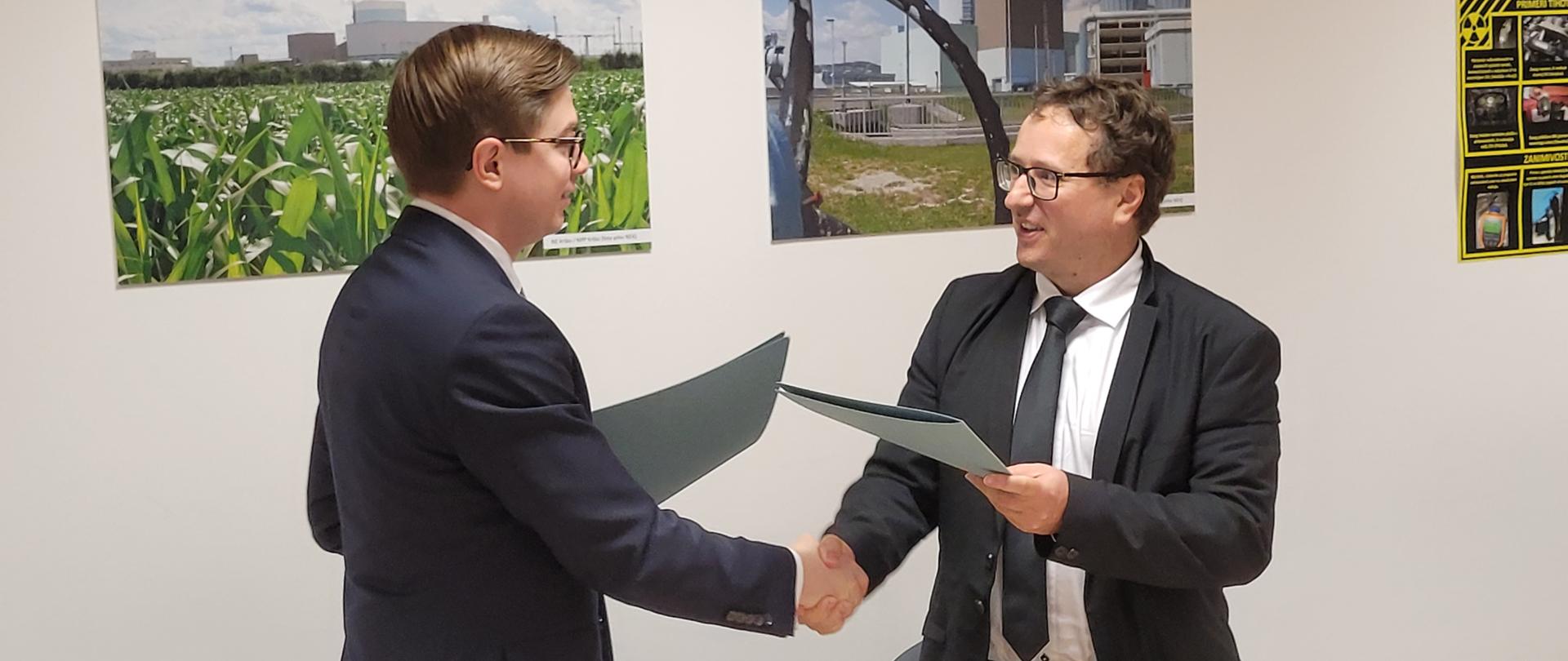 Prezes PAA dr Łukasz Młynarkiewicz podaje rękę Dyrektorowi SNSA Igorowi Sircowi po podpisaniu umowy o współpracy