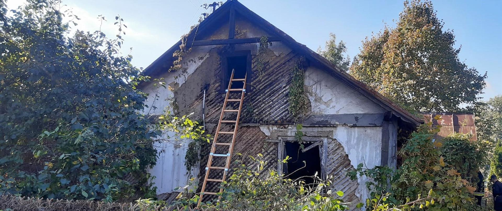 Strażacy uratowali mężczyznę z płonącego budynku