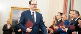 Na zdjęciu Sebastian Gajewski - Podsekretarz Stanu w Ministerstwie Rodziny, Pracy i Polityki Społecznej odbierający powołanie w skład RDS.