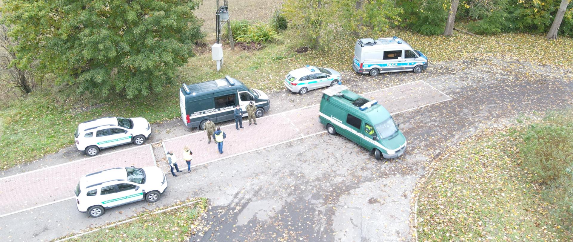 Pojazdy funkcjonariuszy i inspektorów w widoku z góry 