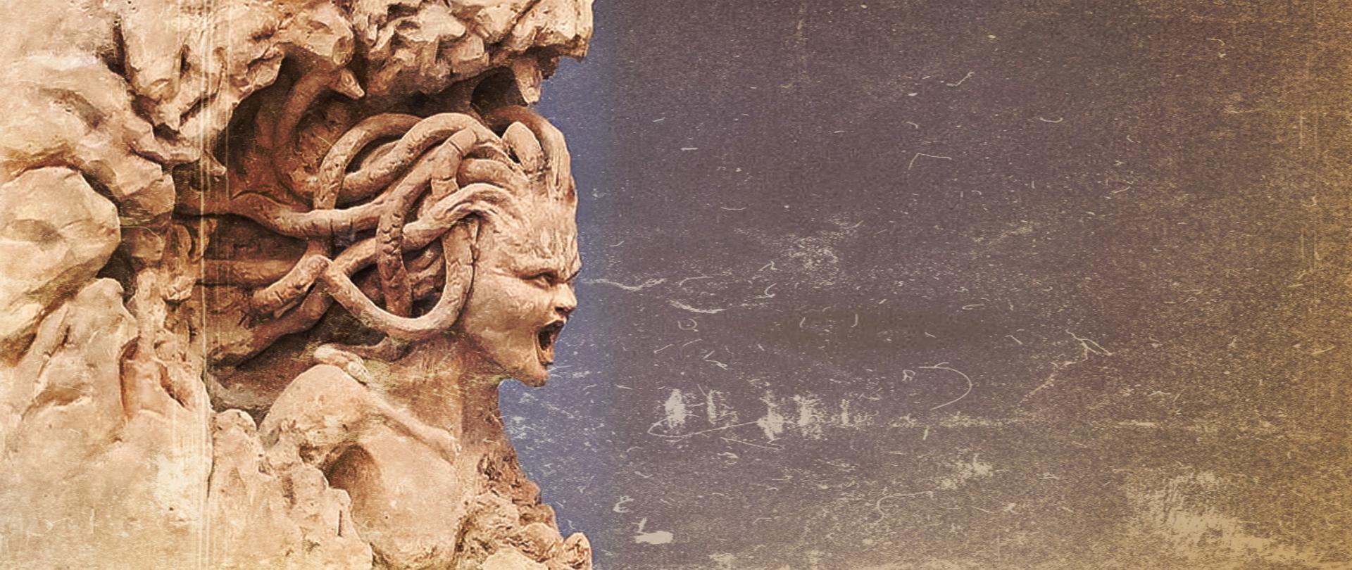 fragment rzeźby architektonicznej przedstawiającej głowę mitycznej Meduzy wyłaniającej się ze skały