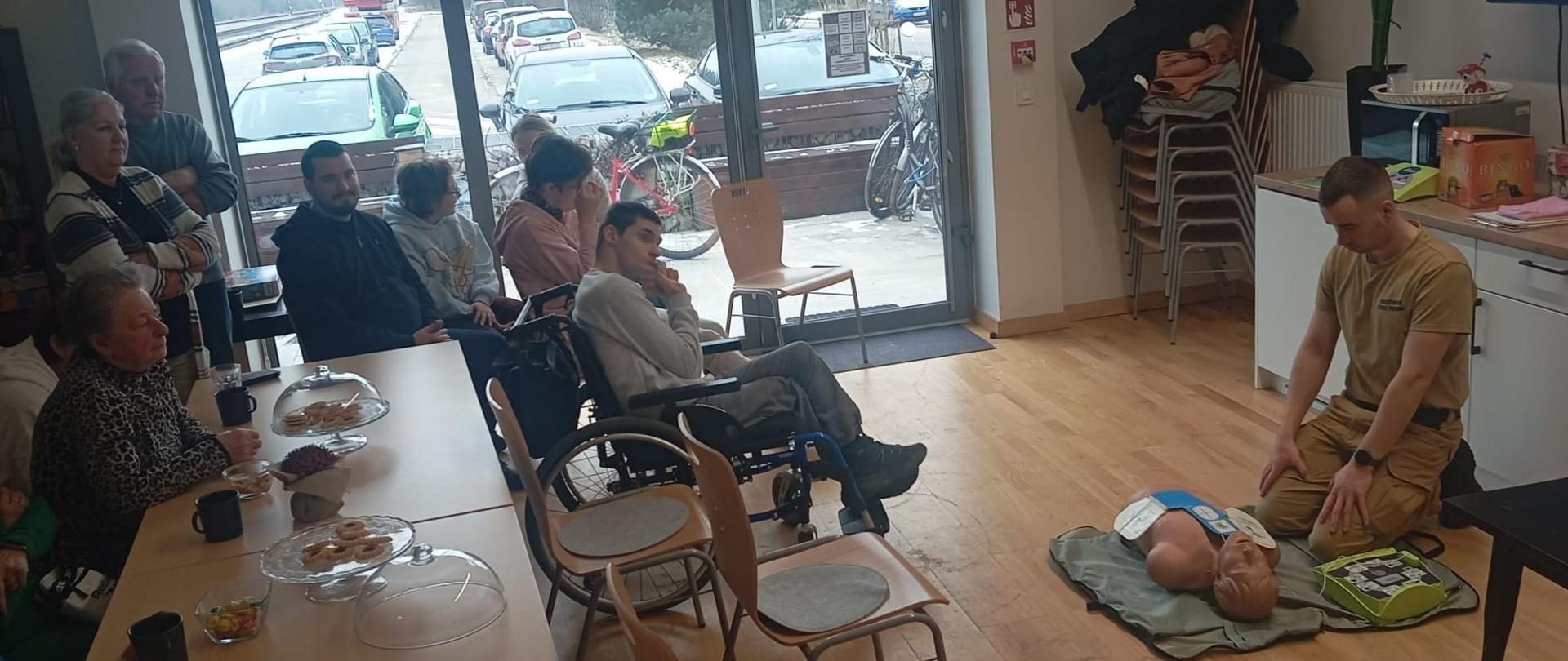 Strażak tłumaczy jak wykonywać RKO z użyciem AED