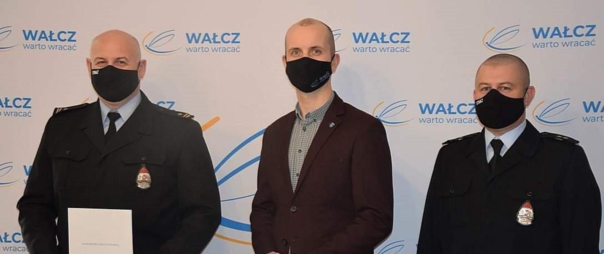 Zdjęcie przedstawia Burmistrz miasta Wałcz oraz Komendanta Powiatowego PSP i jego zastępcę