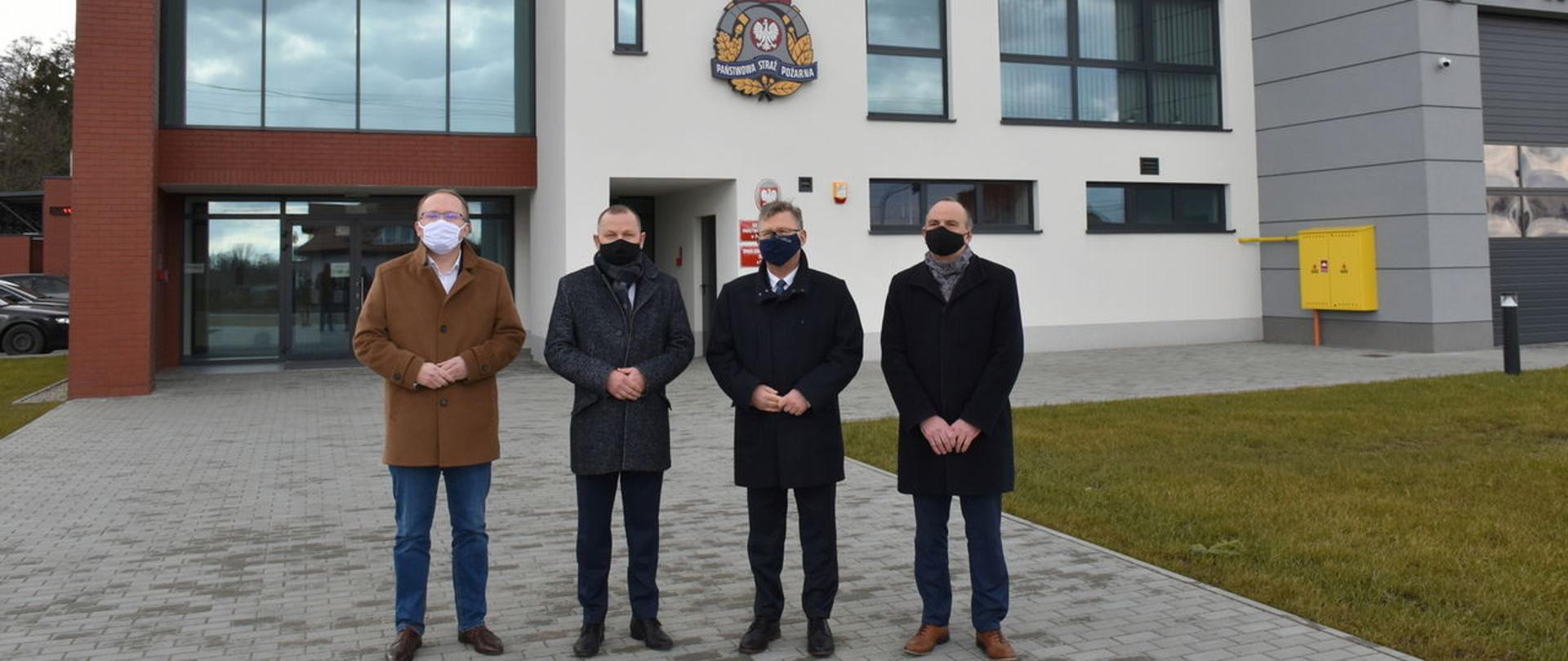 Na zdjęciu delegacja przed budynkiem straży